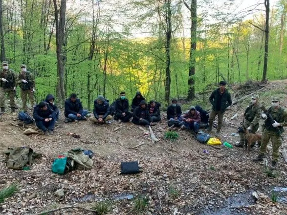 На Закарпатье со стрельбой задержали 12 нелегалов, которые пытались попасть в ЕС