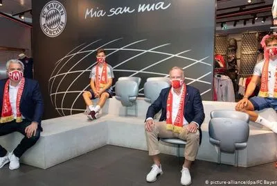Мюнхенський ФК "Баварія" за добу продав 100 тисяч масок з символікою клубу