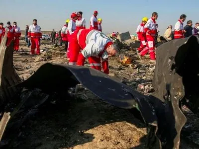 Кулеба обсудил с главой МИДа Ирана доставку в Украину "черных ящиков" со сбитого самолета МАУ