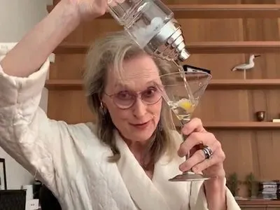 Видео с Мерил Стрип, которая пьет алкоголь из бутылки, стало вирусным