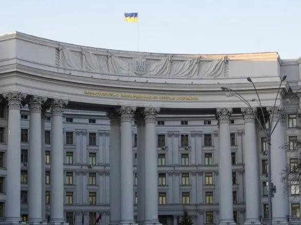 Украинские дипломаты перечислили 1,75 грн на помощь медикам ВСУ
