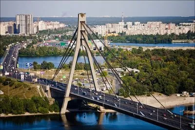 Утром в Киеве движение на мостах сковали пробки