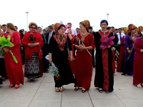 У Туркменистані чиновницям заборонили фарбувати волосся, нарощувати вії і робити манікюр