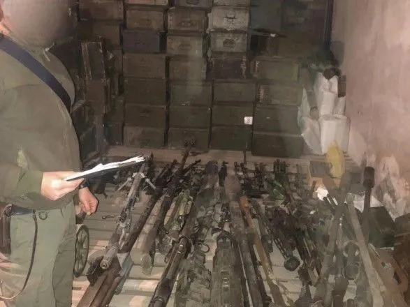 На сході України виявили масштабний схрон військової техніки та озброєння
