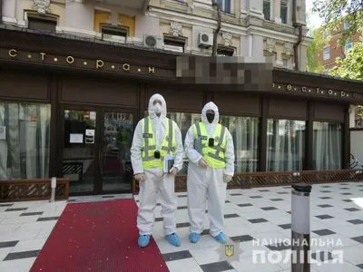 В центре Киева группа неизвестных лиц заблокировала вход в ресторан Тищенко