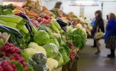 Без стихийной торговли и скоплений: правительство утвердило требования по работе продовольственных рынков