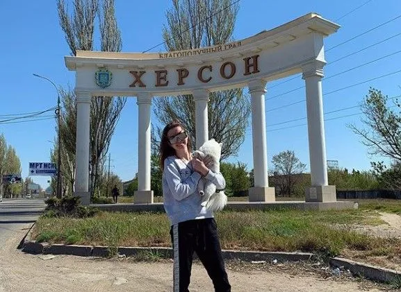 Девушка, которая из-за собаки не могла попасть из Китая в Украину, уже дома в Херсоне