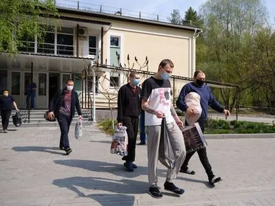 После обсервации 14 освободженных из ОРДЛО украинцев останутся в больнице