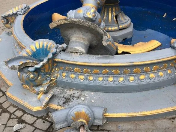 В Киевской области девушка повредила фонтан