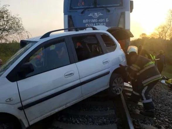 На Дніпропетровщині вантажний потяг зіткнувся з автівкою, пасажири загинули