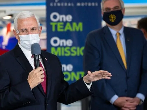 Вице-президент США Пенс начал пользоваться маской после критики