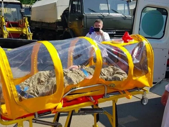 Украинские военные медики получили капсулу для транспортировки больных инфекционными болезнями