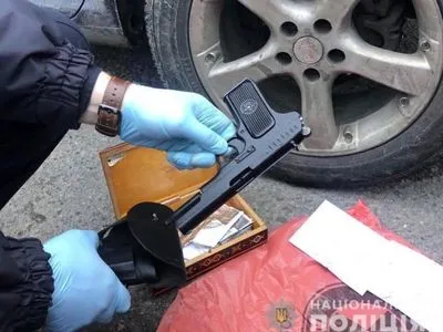 В Киевской области у нарушителя ПДД обнаружили наркотики и оружие
