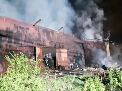 В Харькове чрезвычайники около 6 часов тушили пожар на складах канатного завода