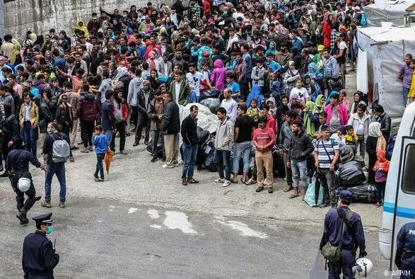 В Греции с острова Лесбос на материк перевозят сотни искателей убежища