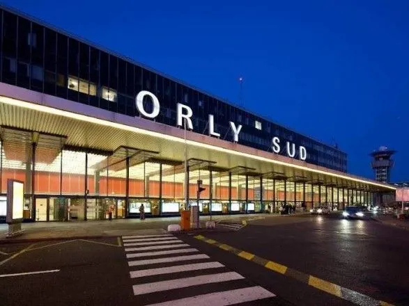 Аеропорт Орлі в Парижі може відкритися тільки восени - ЗМІ