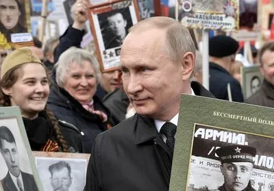 У Кремлі заявили про участь Путіна "так чи інакше" в акції "Безсмертний полк"