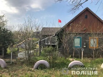 В Одесской области мужчина повесил над домом коммунистический флаг: открыто производство