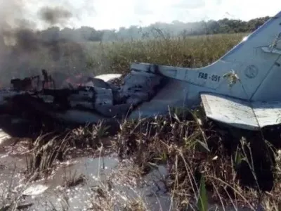 В Боливии шесть человек погибли при крушении военного самолета