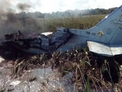 В Боливии шесть человек погибли при крушении военного самолета