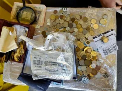 Украинец пытался вывезти за границу коллекцию старинных монет и банкнот
