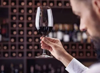 Американские бары нашли способ продавать вино через Zoom