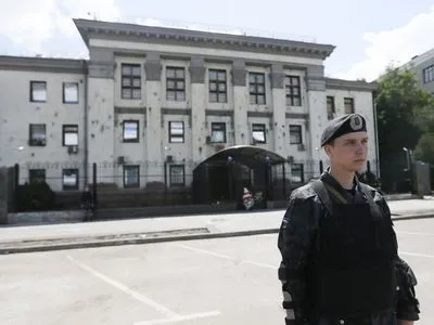 У Києві військовий кинув на територію посольства РФ пакунок з книгами