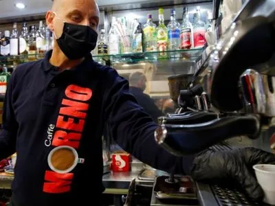 С сегодняшнего дня в Киеве разрешили продавать фастфуд и "кофе на вынос"