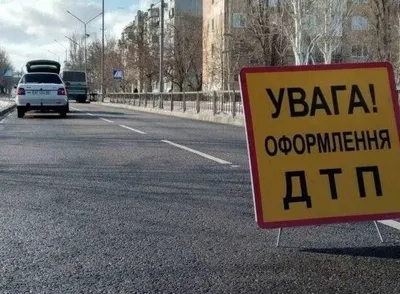 В Киеве пьяный водитель разбил три автомобиля и пытался покинуть место ДТП