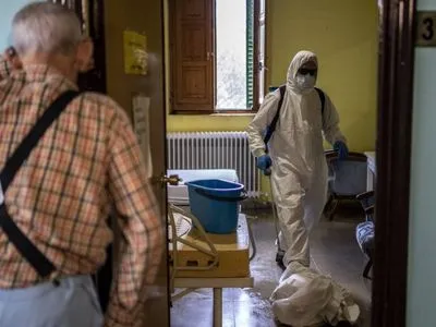 Пандемія: від COVID-19 в Іспанії за добу померли ще 244 людини, загалом 25 857 жертв та 220 тисяч хворих