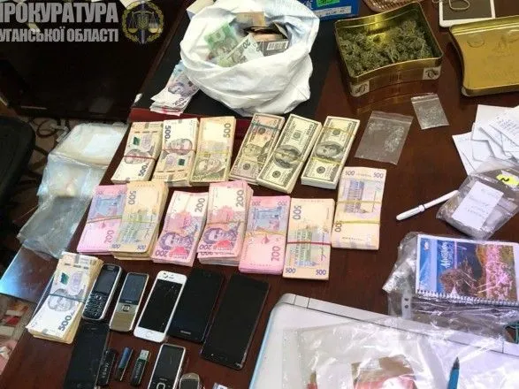 На Луганщині банда вимагала 2 млн грн, погрожуючи вбивством чоловіка та його рідних