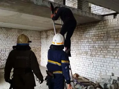 В Павлограде спасли 13-летнего "сорвиголову", застрявшего на последнем этаже недостроенного здания
