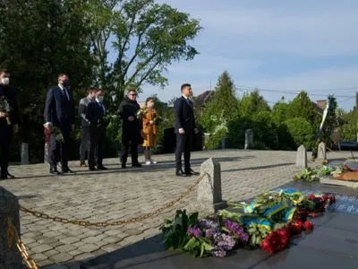 На Закарпатье Зеленский почтил память погибших воинов во Второй мировой