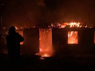 В Днепропетровской области пожар уничтожил дом на частном дворе