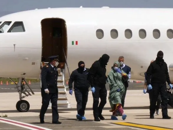 Викрадена в Кенії італійка повернулася додому після 18 місяців у полоні