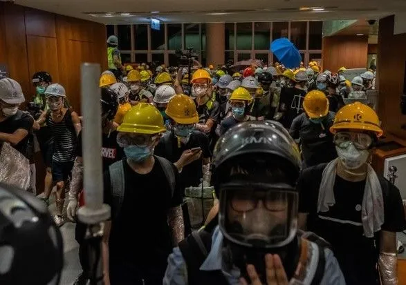 Жители Гонконга вышли на антиправительственную забастовку несмотря на коронавирус