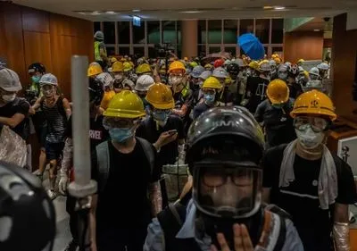 Жители Гонконга вышли на антиправительственную забастовку несмотря на коронавирус