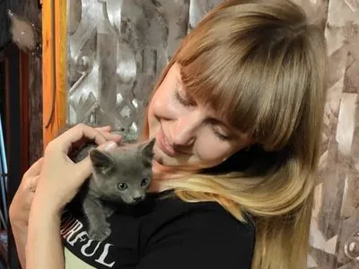 В Днепропетровской области спасатели достали котенка из стены многоэтажки