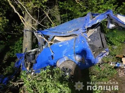 В Винницкой области автомобиль столкнулся с деревом: погибли три человека