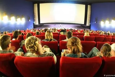 В Чехии разрешили работать кинотеатрам и театрам с соблюдением жестких ограничений