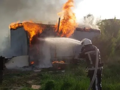 В Киевской области ликвидировали возгорание бытового металлического вагончика
