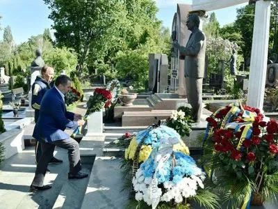Андрей Павелко и Александр Петраков почтили память Валерия Лобановского