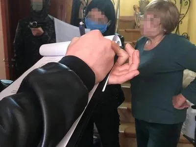 На Закарпатье разоблачили пенсионерку на продаже наркотиков подросткам возле школы