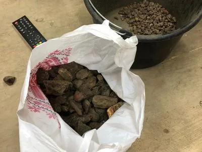 В Ровенской области полицейский подозревается в "крышевании" незаконной добычи янтаря