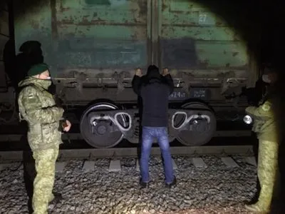 Узбек, спрятавшись в грузовом поезде, попытался незаконно попасть в РФ - ГПСУ