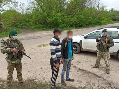 Туристи з Азербайджану скуповували метал в українському прикордонні