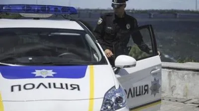 Зупинений за порушення ПДР чоловік у Полтаві погрожував поліцейському ножем