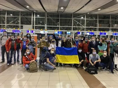 Попередня зміна полярників повертається до України: їх чекає обсервація