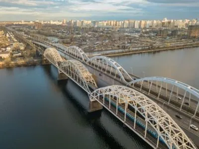 З ранку п'ятниці на мостах Києва утворилися затори