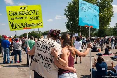 В Германии против карантина вышли протестовать тысячи людей